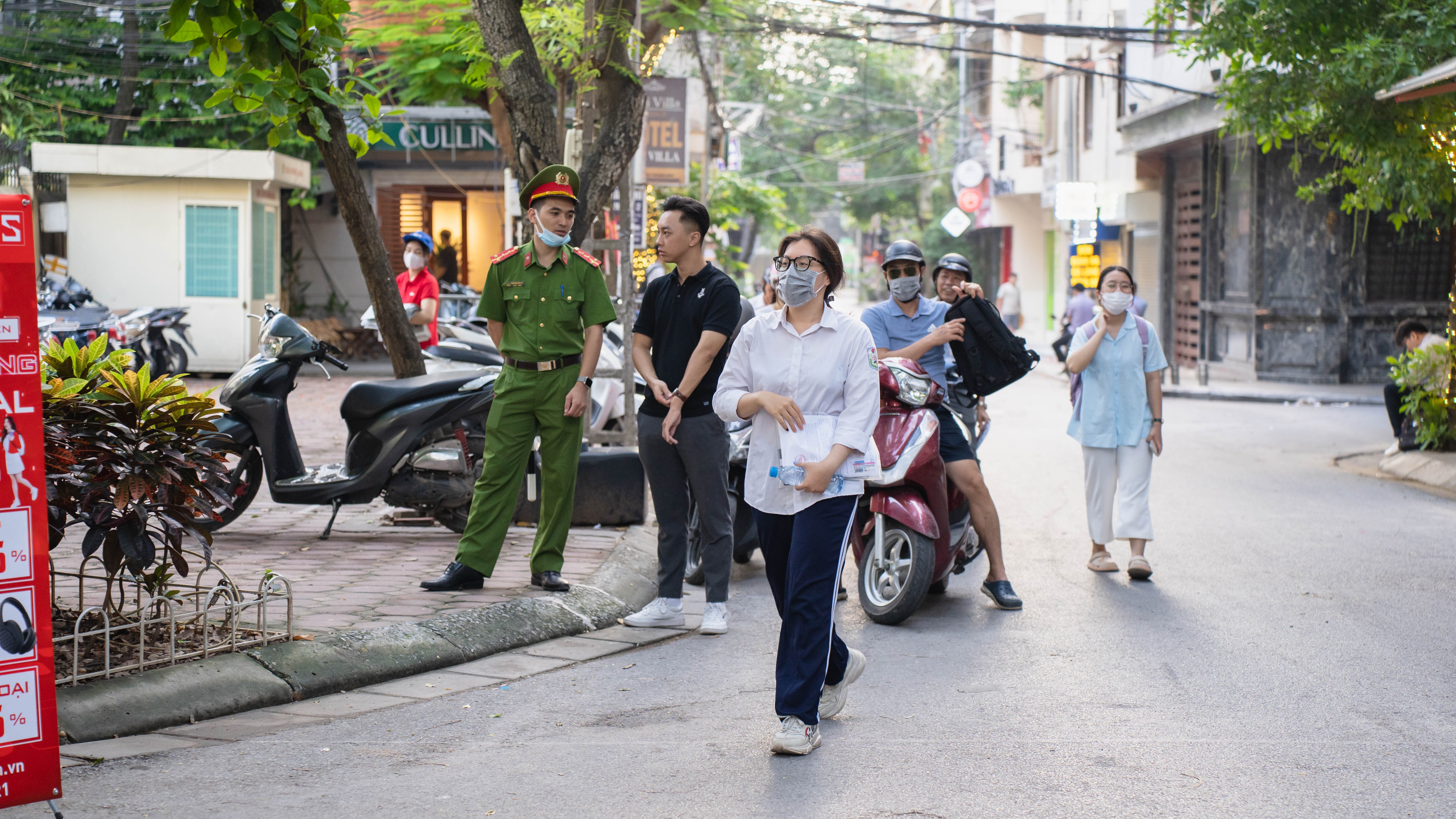 Nhiều thí sinh đến từ khá sớm để có thêm thời gian ôn tập, chuẩn bị tốt cho buổi thi dài nhất