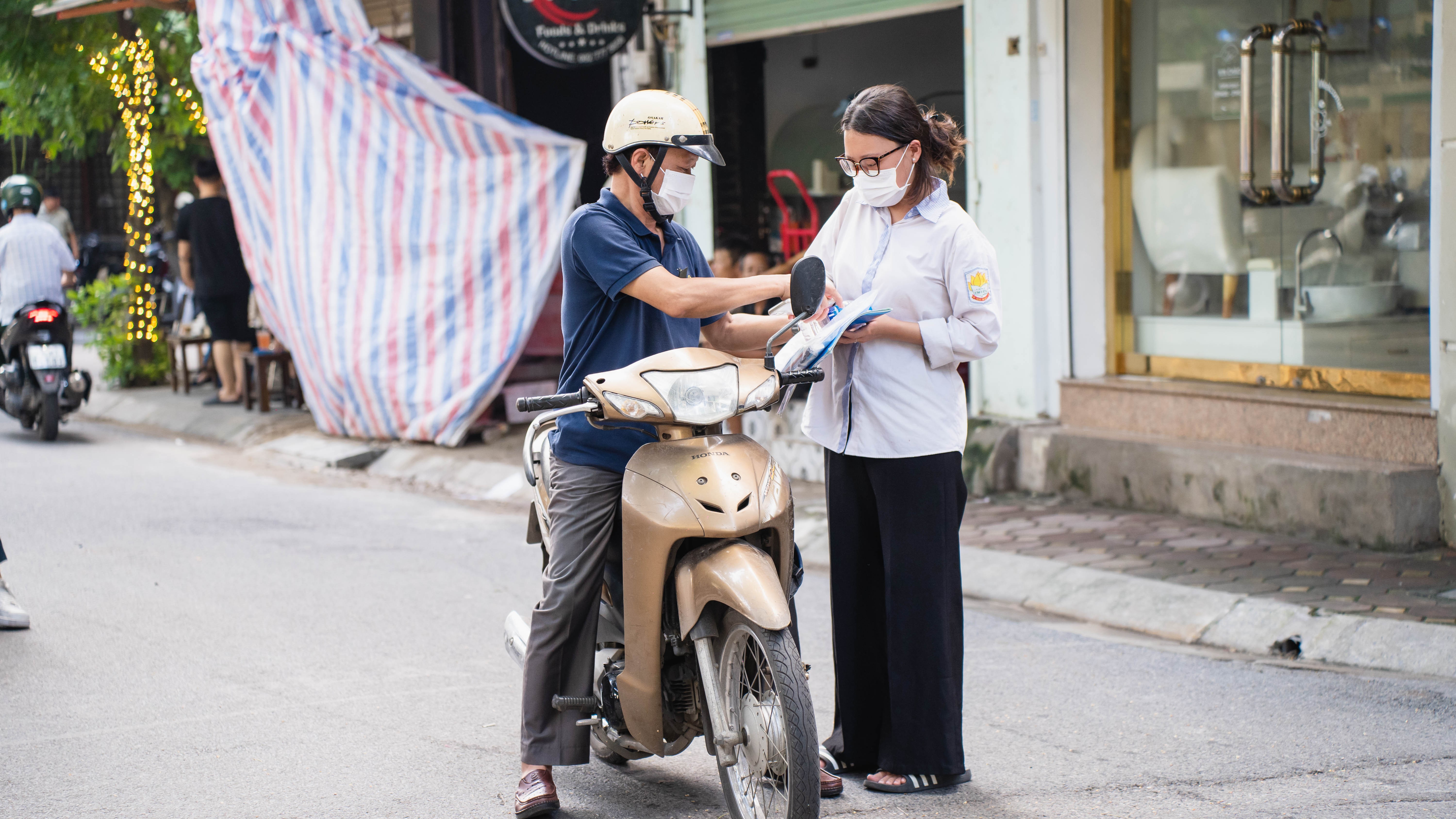 Thí sinh kiểm tra lại giấy tờ trước khi vào phòng thi