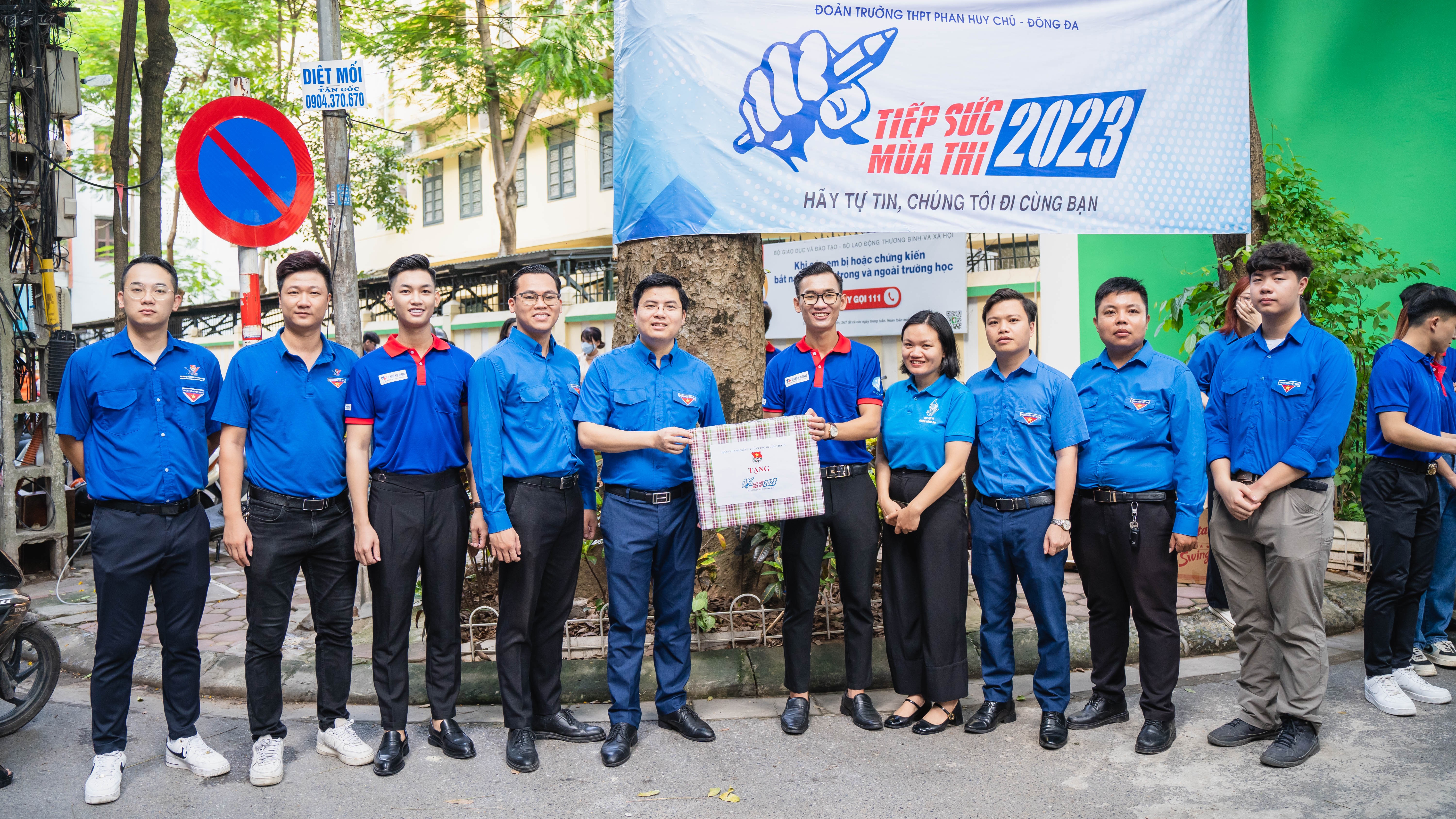 Trong sáng nay, Bí thư Đoàn Cơ quan Trung ương Đoàn Hoàng Đức Nam cùng đồng chí Trương Khải Minh, Phó Bí thư Đoàn Cơ quan Trung ương Đoàn và đồng chí Nguyễn Bá Thành, Bí thư Chi đoàn Ban Thanh niên Trường học Trung ương Đoàn đã đến thăm đội hình sinh viên