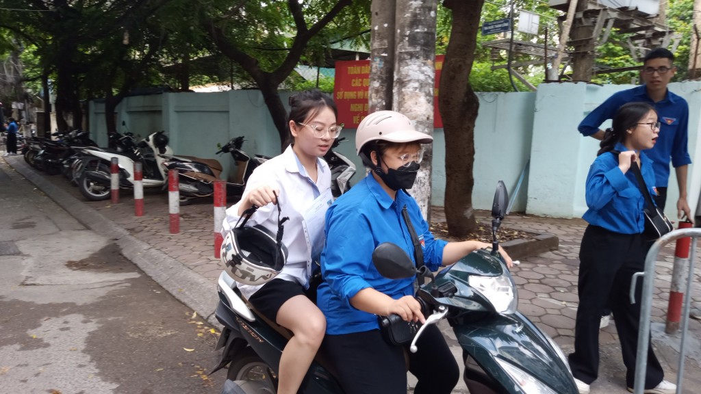 Quên thẻ căn cước, Atlat, nhiều thí sinh được thanh niên tình nguyện hỗ trợ kịp thời