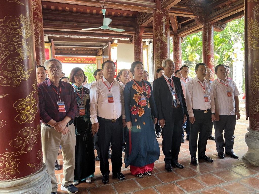 Các đại biểu lắng nghe Chúc văn và dâng hương Quốc Tổ Lạc Long Quân tại Đình (Đền) Nội Bình Đà