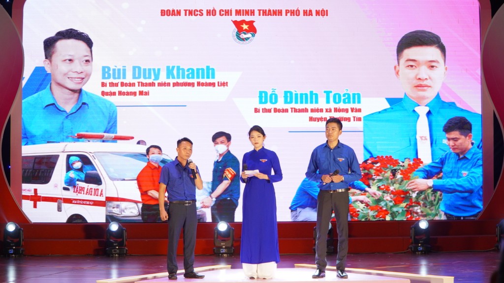 Anh Bùi Duy Khanh (bên trái) giao lưu cùng bạn trẻ 