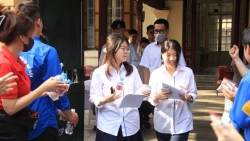 Hôm nay (28/7), học sinh trúng tuyển bổ sung nộp hồ sơ vào lớp 10 ở Hà Nội
