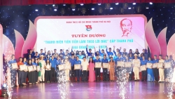 Những bông hoa thơm trong vườn Bác...