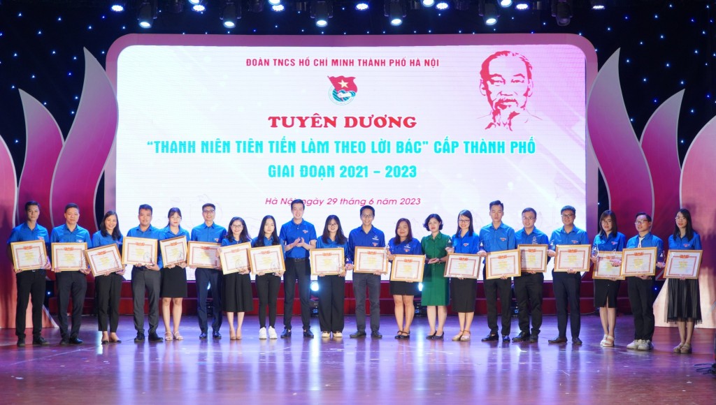 Những bông hoa thơm trong vườn Bác...