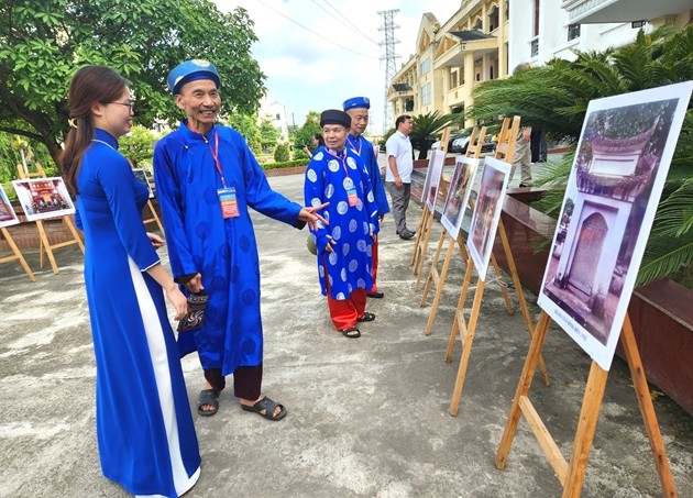 Nhiều bức ảnh giới thiệu về di tích Quốc gia Đình (Đền) Nội Bình Đà đã thu hút được sự quan tâm của đại biểu tham dự hội thảo.