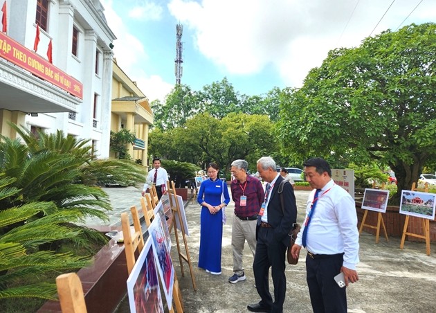 Các đại biểu dự hội thảo tham quan ảnh giới thiệu về di tích Quốc gia Đình (Đền) Nội Bình Đà.