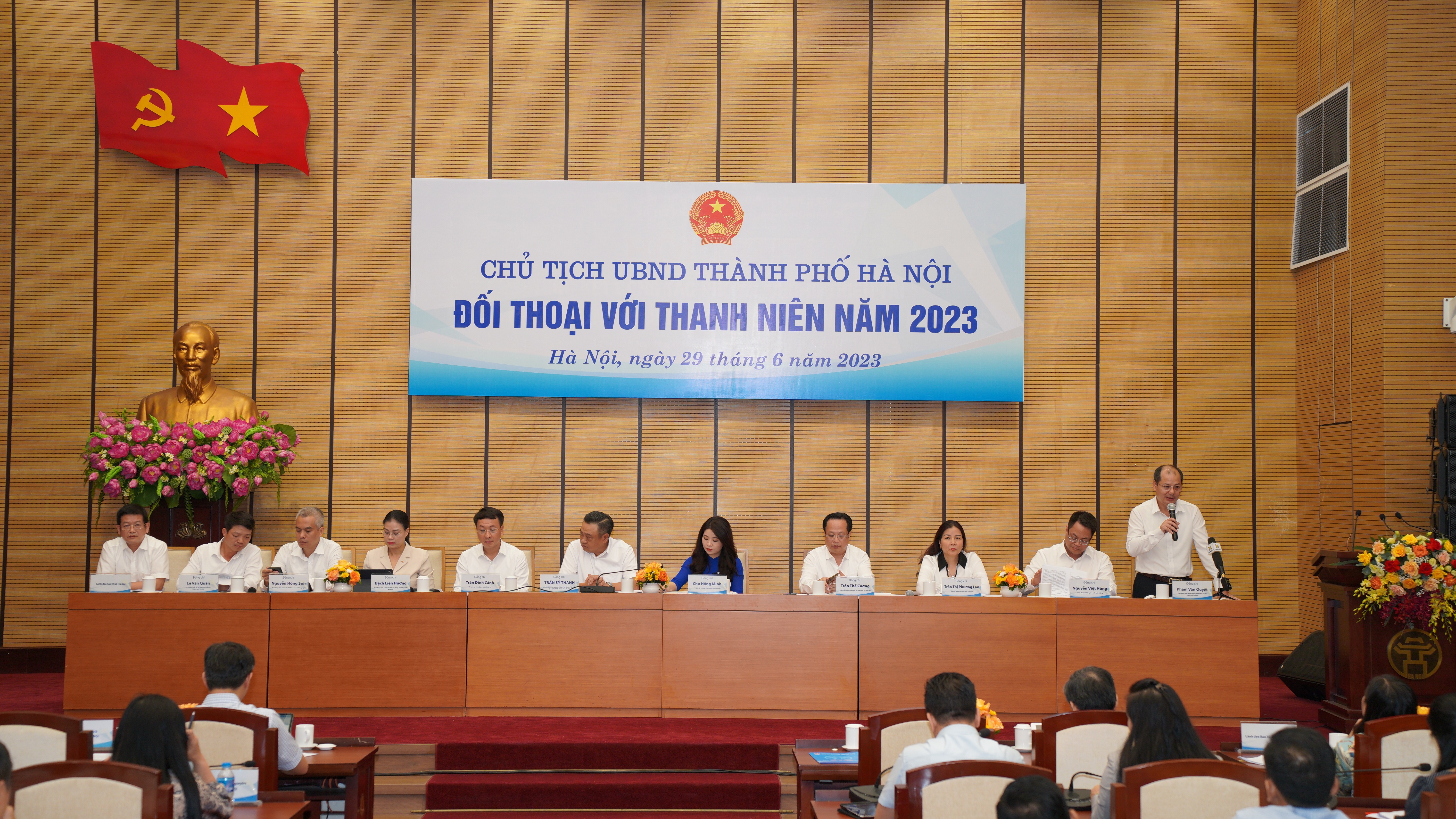 Đồng chí Phạm Văn Quyết, Phó Giám đốc Ngân hàng Chính sách thành phố Hà Nội giải đáp các thắc mắc của thanh niên