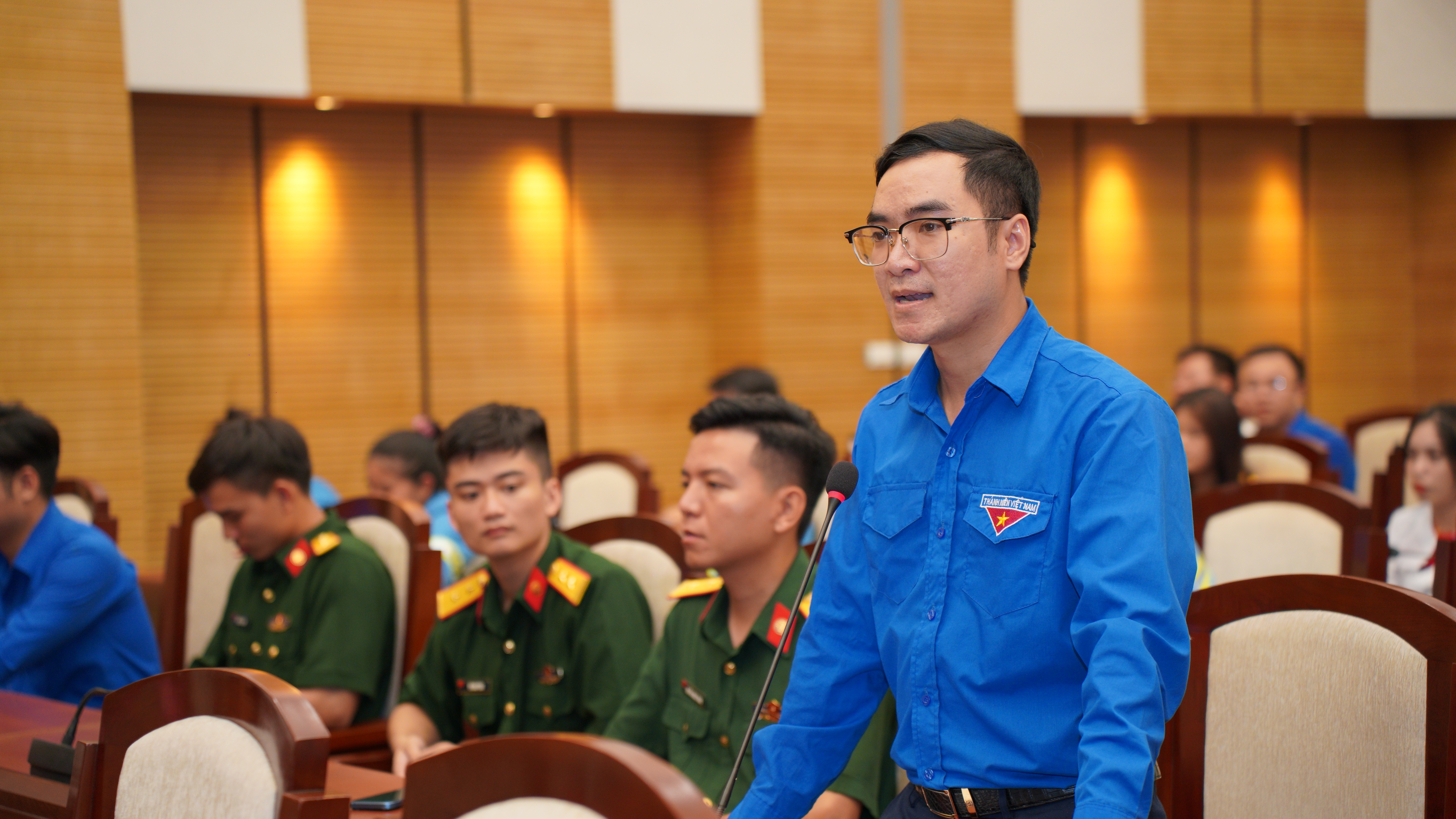 Đồng chí Phạm Minh Phúc, Trưởng ban Tuyên giáo Thành đoàn Hà Nội đặt câu hỏi tại buổi đối thoại