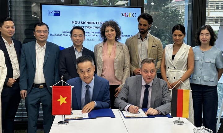 Ông Phạm Quang Minh - Tổng Giám đốc VGEC và ông Marko Walde - trưởng đại diện Phòng Công nghiệp thương mại Đức tại Việt Nam tham gia lễ ký.