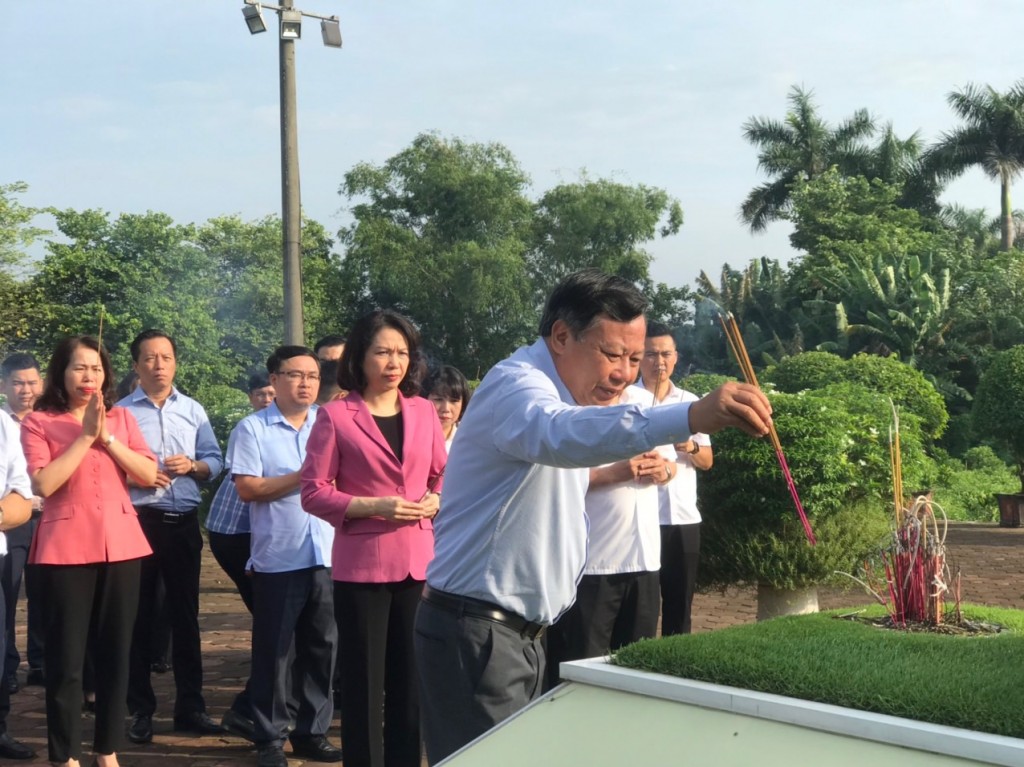 Đồng chí Nguyễn Văn Phong dâng hương tại nơi yên nghỉ của cố Tổng Bí thư Đỗ Mười