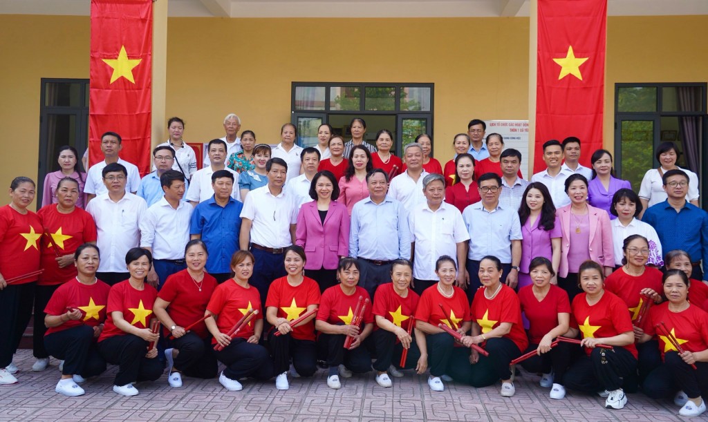 Đoàn công tác thăm nhà văn hóa thôn 1, xã Yên Mỹ, huyện Thanh Trì.