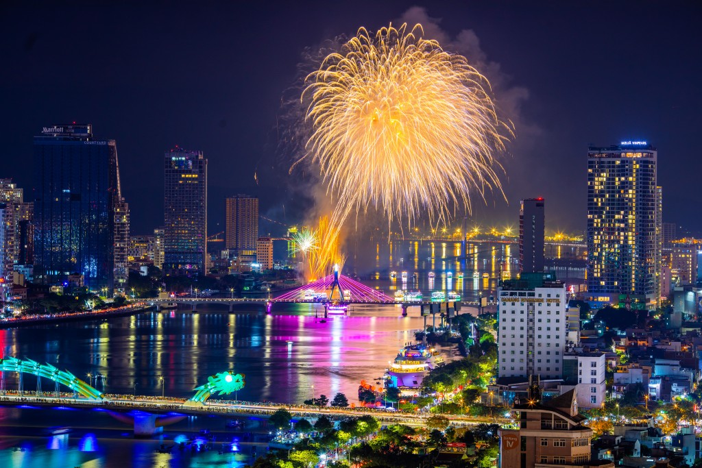 8 đội tuyển pháo hoa từ khắp nơi trên thế giới đã đem đến những màn trình diễn lý thú bên sông Hàn