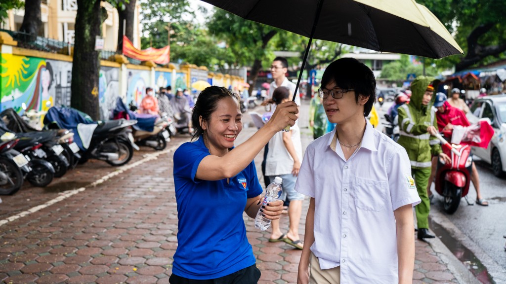 "Sắc xanh tình nguyện" đi trước dẫn bước thí sinh theo sau