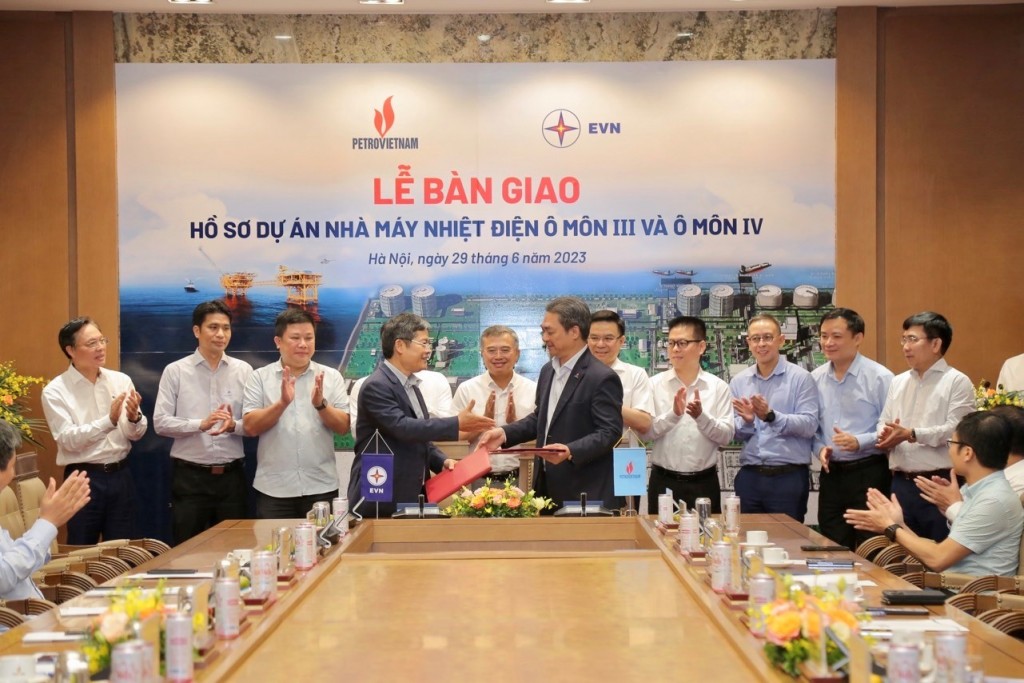 Đại diện EVN và Petrovietnam ký kết Biên bản bàn giao