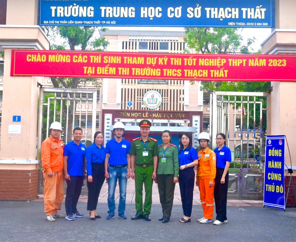 Các lực lượng công an, phòng cháy chữa cháy, điện lực, thanh niên tình nguyện... tham gia hỗ trợ kỳ thi nghiêm túc