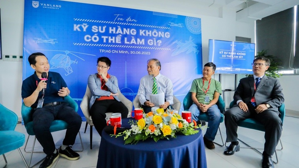 Giải đáp câu hỏi: “Kỹ sư hàng không có thể làm gì?” cùng Đại học Văn Lang