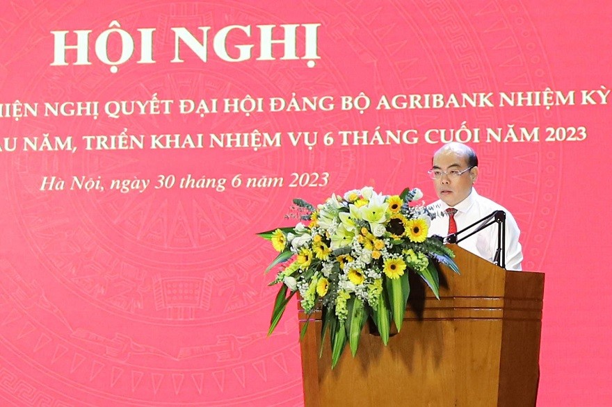 Đồng chí Trần Văn Thịnh, Phó Bí thư Thường trực Đảng ủy báo cáo sơ kết giữa nhiệm kỳ 2020 - 2025 tại Hội nghị