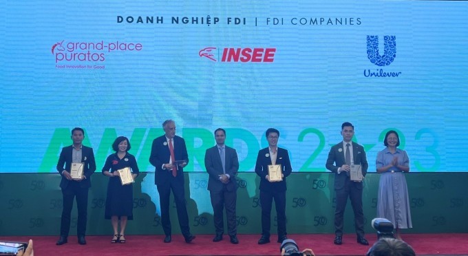 Đại diện Unilever Việt Nam nhận Giải thưởng Tiên phong về kinh tế tuần hoàn
