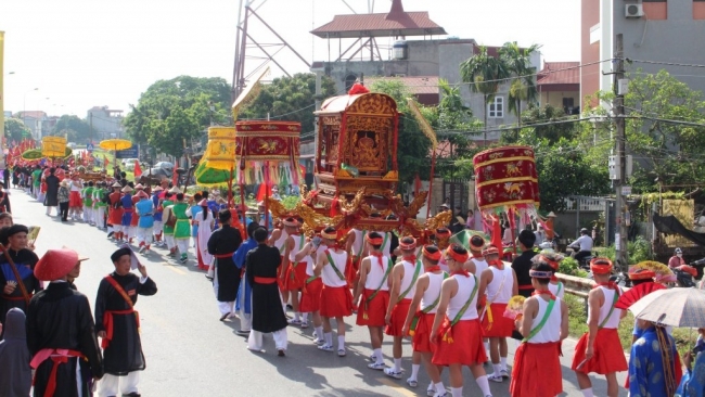 Du khách thập phương trẩy hội Đình Chèm