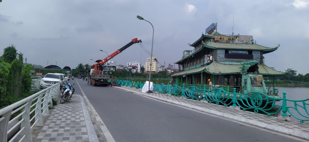 Việc tháo dỡ tàu thuyền cũ nát ra khỏi Hồ Tây là mong mỏi của người dân