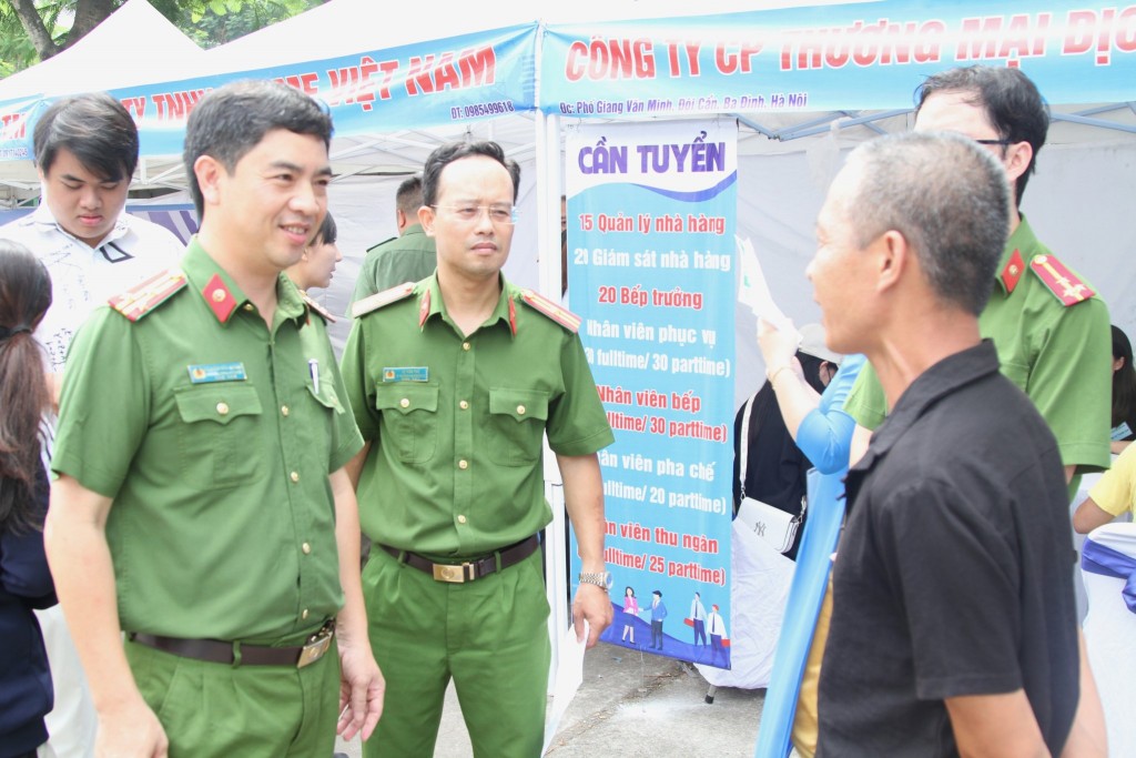 Lãnh đạo Công an quận Tây Hồ và Chỉ huy công an phường, cảnh sát khu vực động viên, trò chuyện để người hoàn lương tìm cơ hội việc làm