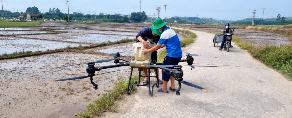 Tận mắt xem máy bay không người lái gieo mạ tại Sơn Tây