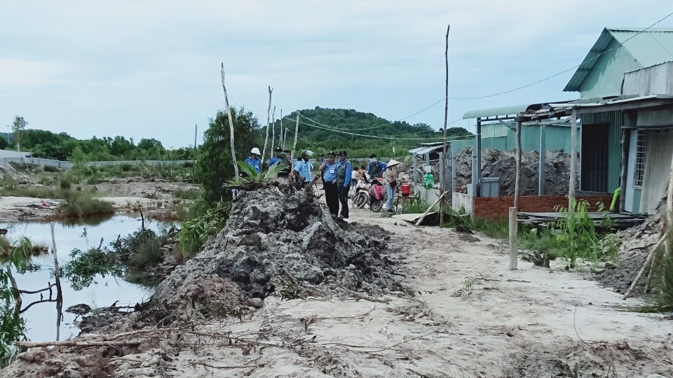 Bài 1: Lợi dụng đêm tối, nhóm người lạ vào san ủi chiếm đất, chính quyền có thờ ơ?