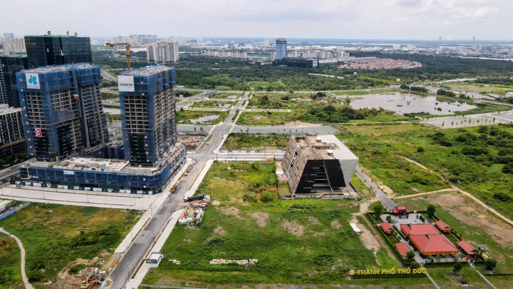 Công trình Trung tâm Triển lãm quy hoạch TP Hồ Chí Minh (hay còn được gọi Trung tâm Triển lãm quy hoạch Quận 2) nằm cạnh đình An Phú, trong khu đô thị Thủ Thiêm. Dự án có tổng diện tích gần 6.000m2 (trong đó đất xây dựng gần 3.000m2), cao 5 tầng. Dự án khởi công từ năm 2014, dự kiến hoàn thành năm 2017 nhưng đến nay dở dang, ước tổng kinh phí ban đầu lên đến 800 tỷ đồng.