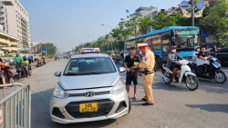 Cần xử lý nghiêm xe taxi dừng đỗ sai quy định