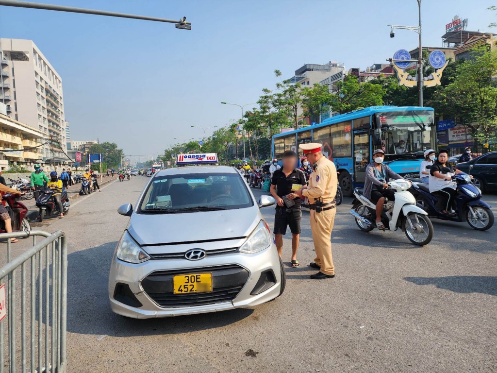 Cần xử lý nghiêm xe taxi dừng đỗ sai quy định