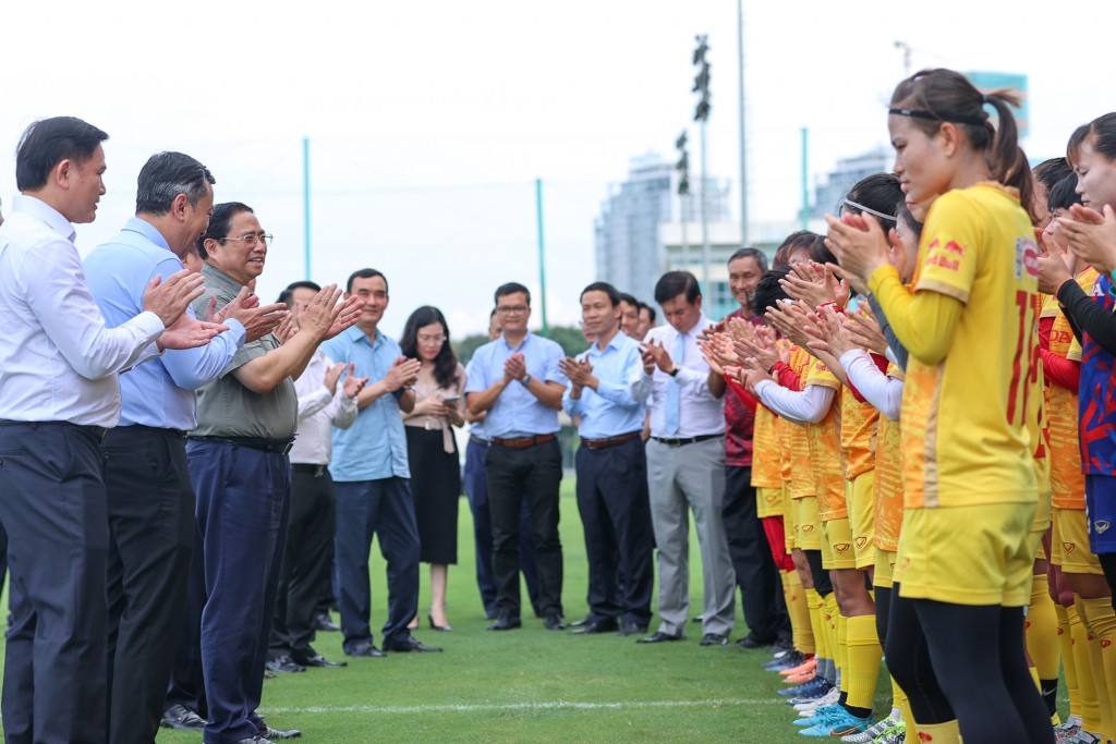 Thủ tướng chúc các nữ cầu thủ dự World Cup 'thi đấu hết mình, chinh phục đỉnh cao' - Ảnh: VGP/Nhật Bắc