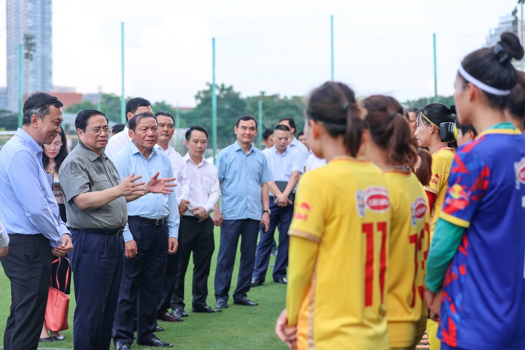 Thủ tướng mong muốn và tin tưởng các thành viên đội tuyển phát huy tinh thần đoàn kết, vượt khó, đạt kết quả tốt nhất có thể trong từng trận đấu và trong cả giải đấu - Ảnh: VGP/Nhật Bắc