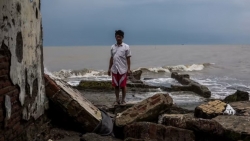 Những ngôi làng Indonesia đang chìm dần xuống biển