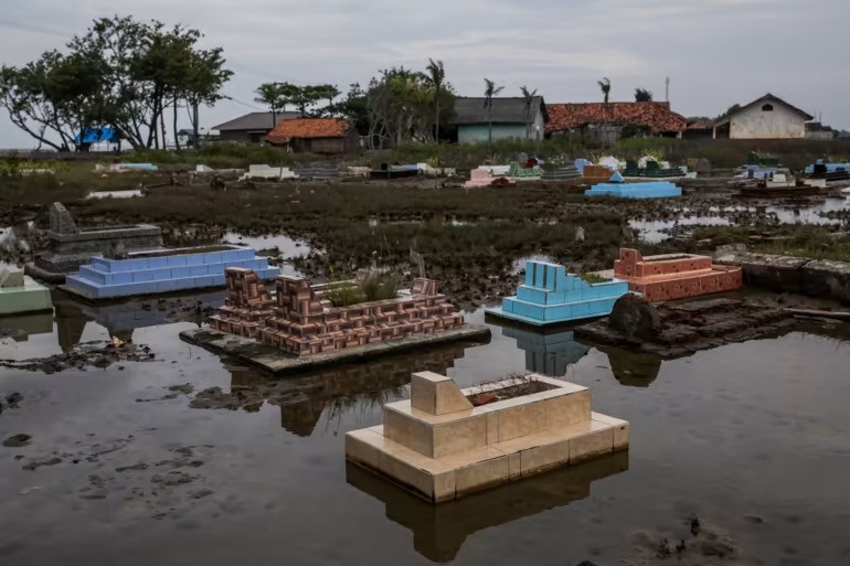 Một nghĩa trang công cộng bị nhấn chìm trong nước lũ do mực nước biển dâng cao ở Cemarajaya, một ngôi làng ở quận Karawang, Tây Java, vào ngày 3/1.