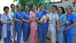 Bệnh viện Phụ sản Hà Nội nuôi sống bé gái chào đời khi mới 26 tuần thai, nặng 400g