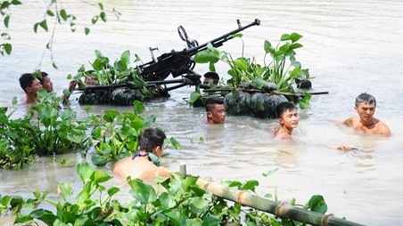 Màu hoa phượng - màu khát vọng của lứa đôi