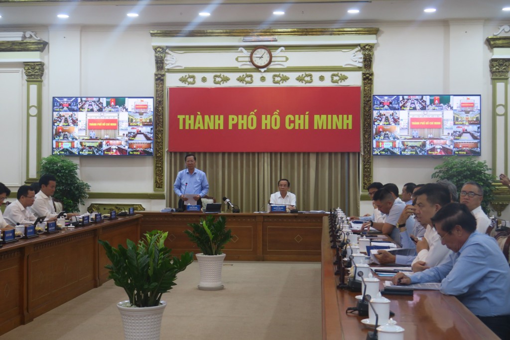 Chủ tịch UBND TP Hồ Chí Minh báo cáo tại hội nghị