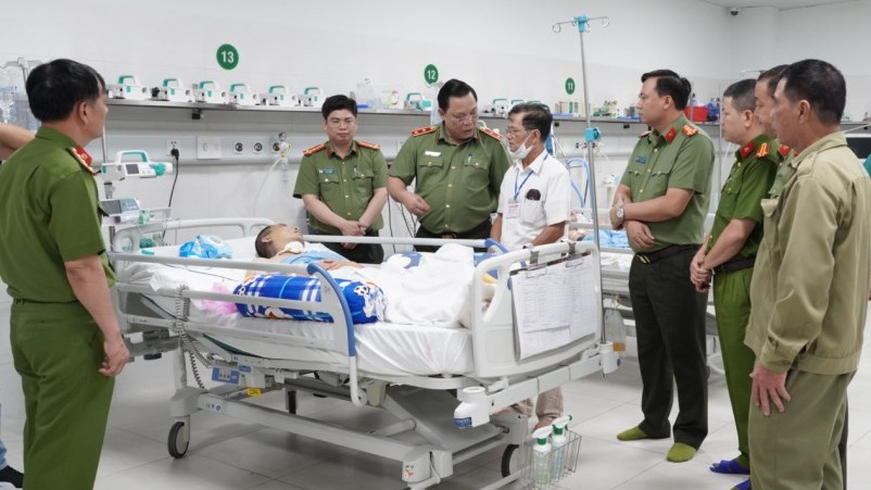 Giám đốc Công an Hà Nội thăm hỏi cán bộ bị tai nạn khi đi làm nhiệm vụ