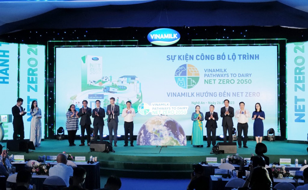 Vinamilk nhận chứng nhận Nhà máy và trang trại đạt trung hòa carbon theo tiêu chuẩn PAS 2060:2014