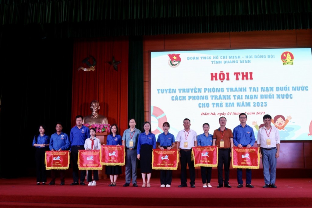 Ban tổ chức trao giải cho các đội thi, Huyện đoàn Bình đạt giải Nhất Hội thi.