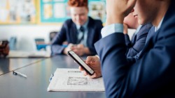 Hà Lan cấm học sinh sử dụng điện thoại trong lớp học từ năm sau
