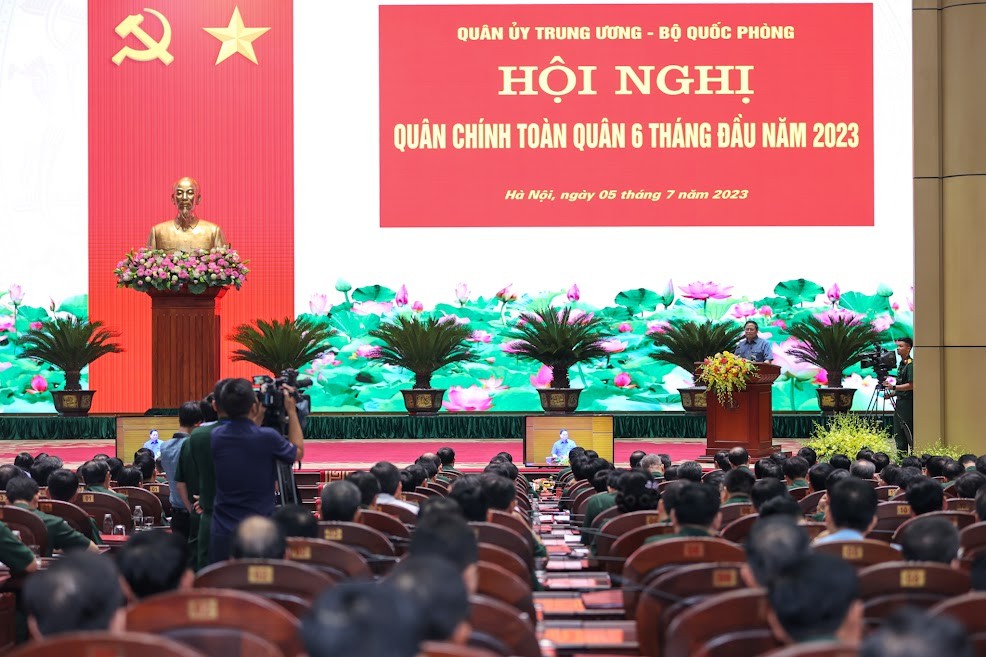 Thủ tướng cũng yêu cầu quân đội bảo đảm đầy đủ, kịp thời hậu cần, kỹ thuật, phát triển công nghiệp quốc phòng hiện đại, lưỡng dụng trên cơ sở nghiên cứu, ứng dụng các thành tựu của cuộc cách mạng công nghiệp lần thứ 4 - Ảnh: VGP/Nhật Bắc