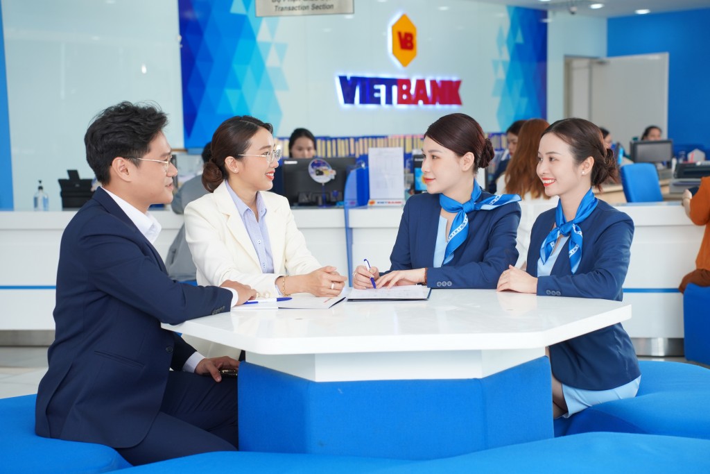 Khách hàng giao dịch tại Vietbank