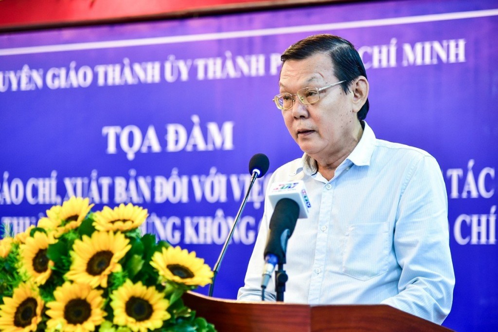 Chủ tịch Hội Nhà báo TP Hồ Chí Minh Nguyễn Tấn Phong phát biểu tại tọa đàm 