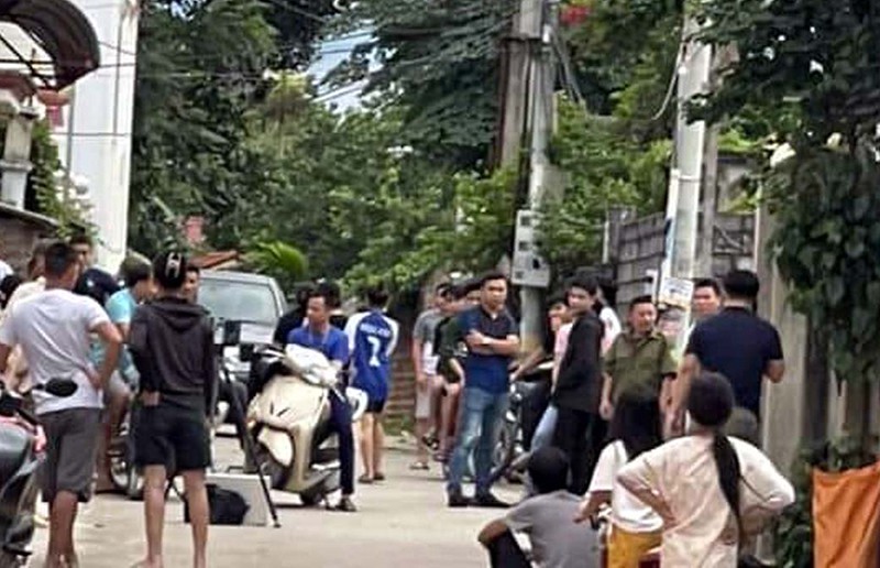 Người dân tụ tập bên ngoài hiện trường vụ án mạng để theo dõi sự việc