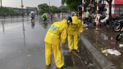 Công nhân ứng trực tại các điểm nóng, người Hà Nội bình yên vượt cơn mưa lớn