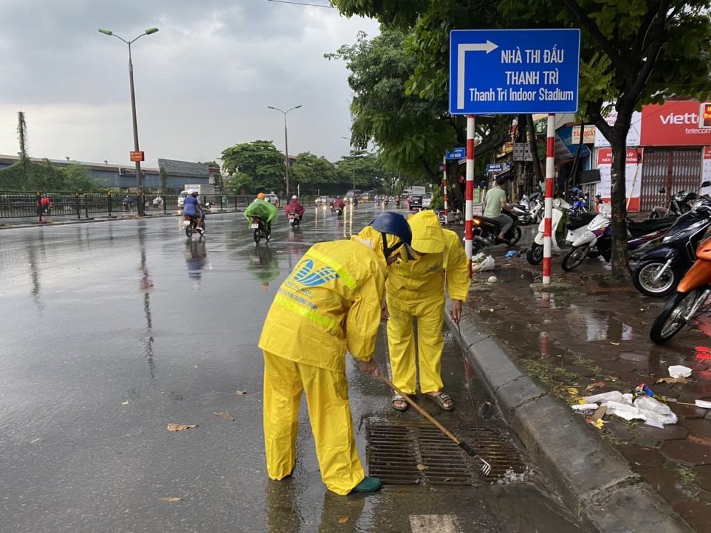 Công nhân của Công ty TNHH MTV thoát nước Hà Nội khai thông dòng chảy, sẵn sàng ứng phó với tình huống ngập úng