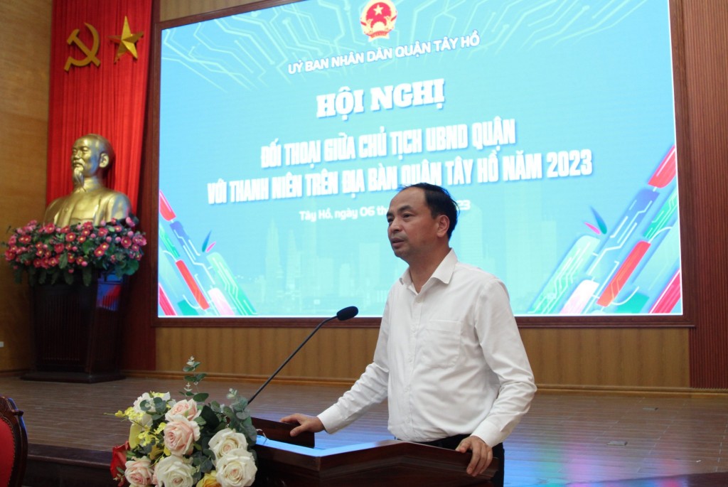 Ông Nguyễn Đình Khuyến, Chủ tịch UBND quận Tây Hồ phát biểu tại buổi đối thoại