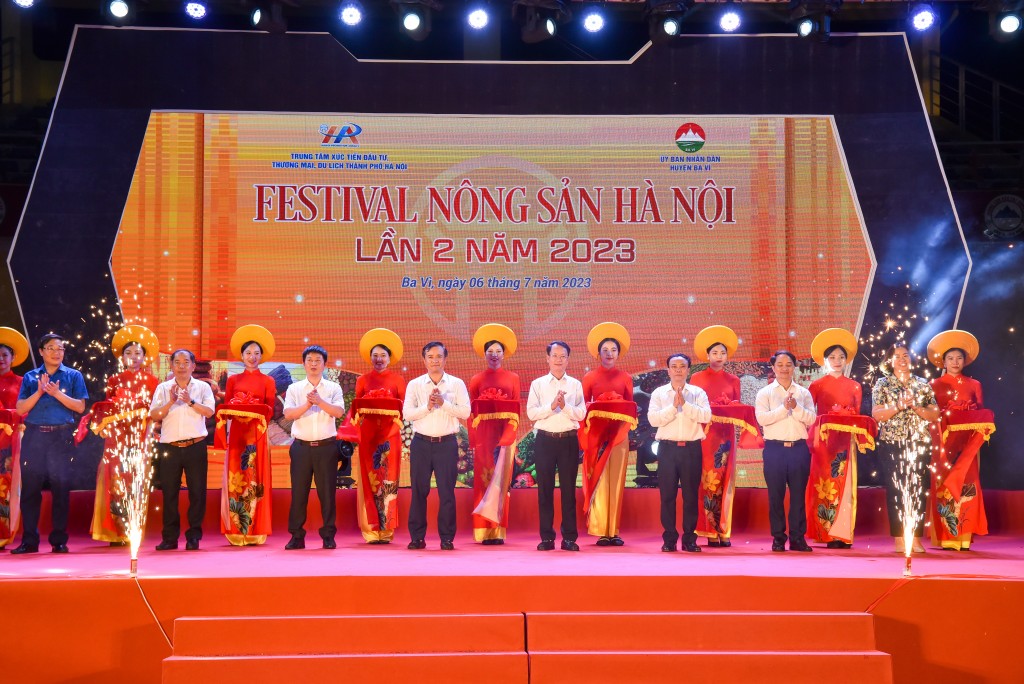 Các vị đại biểu cắt băng khai mạc Festival